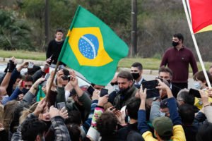 Em Bagé (RS), Jair Bolsonaro conversou com apoiadores e provocou aglomerações; presidente deve intensificar viagens pelo Brasil Foto: Alan Santos/PR